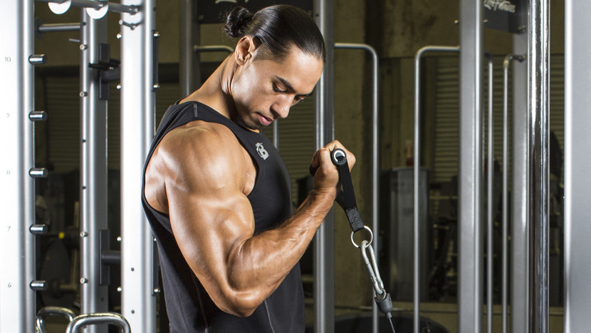 Jak używać maszyny Bicep Curl do skutecznego treningu ramienia