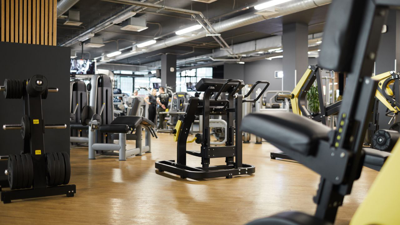 Jakie są zasadnicze różnice pomiędzy sprzętem do fitnessu dostępnym na rynku a sprzętem do ćwiczeń w domu?