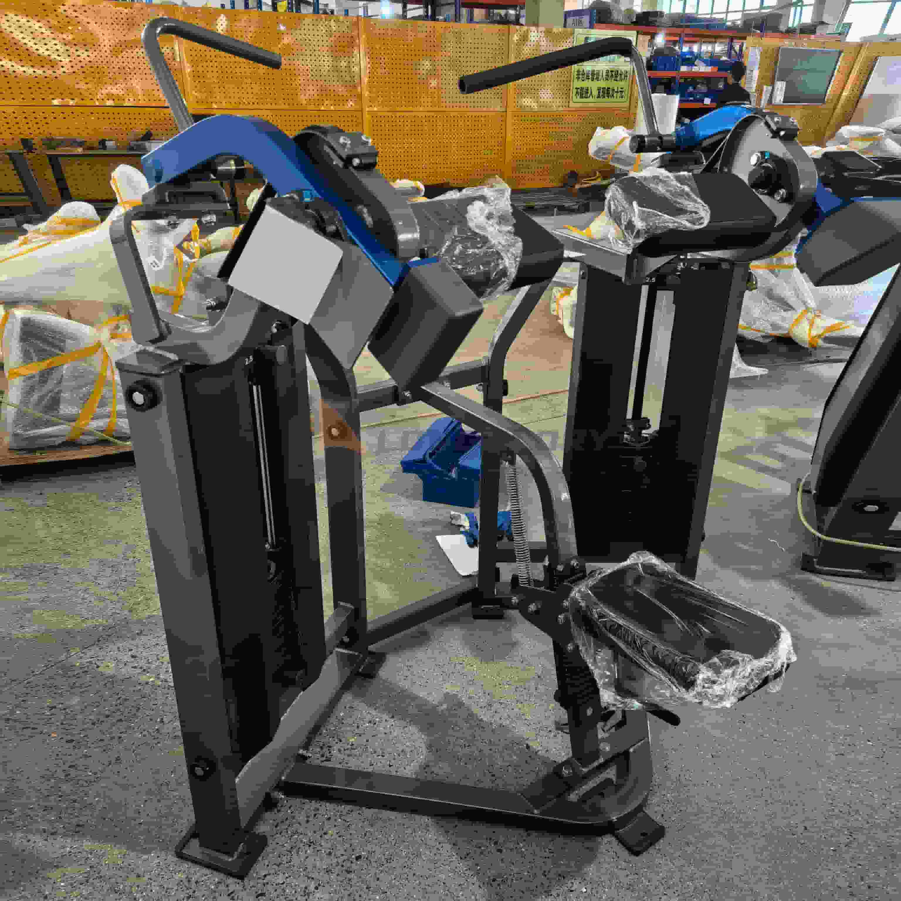 Maszyna do ćwiczeń bicepsów na siłowni