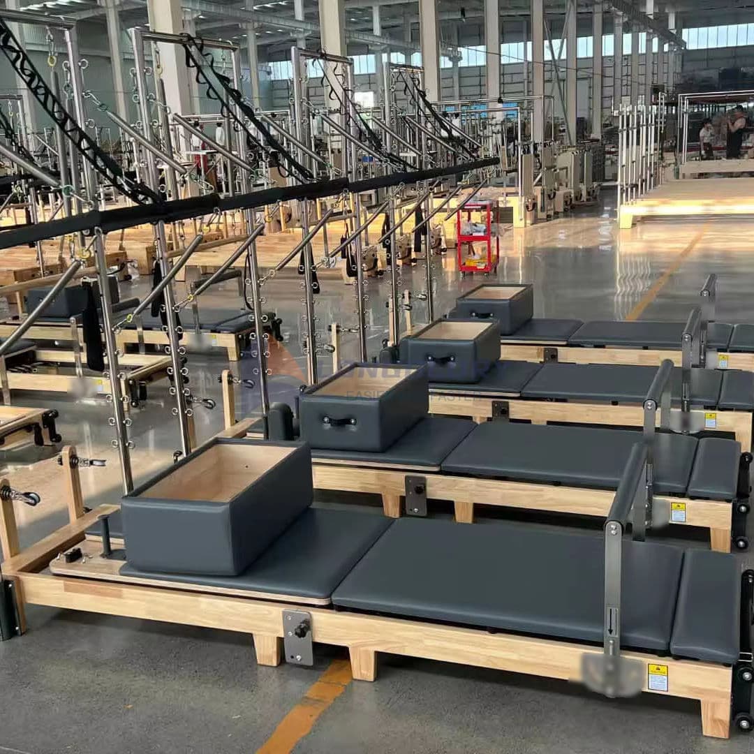 Dębowy reformator pilatesu z połową wieży